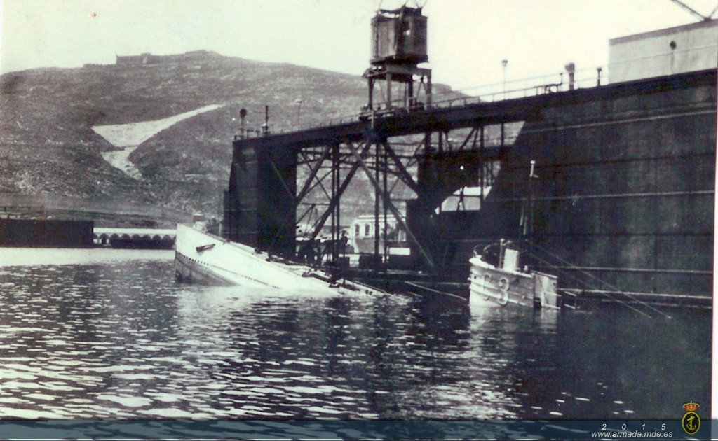 El C-3 en una inmersión estática en el interior de la dársena del Arsenal de Cartagena en 1932, al fondo el Castillo de Galeras.